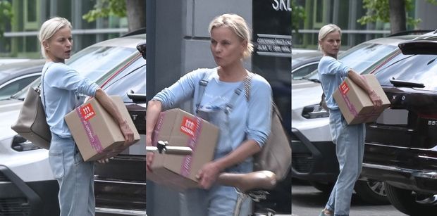 Naturalna Małgorzata Foremniak taszczy karton do swojej fury, którą TYM RAZEM zaparkowała zgodnie z przepisami. Sukces? (ZDJĘCIA)