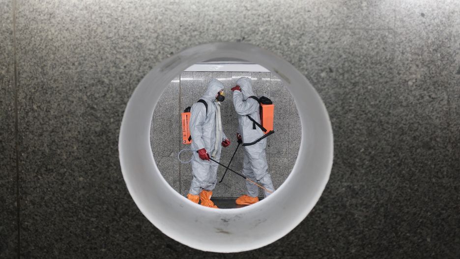 Koronawirus. Warszawa. Zdezynfekowano również przejścia podziemnie pod rondem Dmowskiego. 