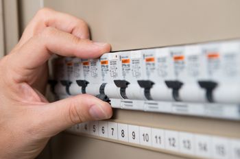 Kradł prąd na byłym osiedlu księży. Grozi mu nawet 5 lat więzienia