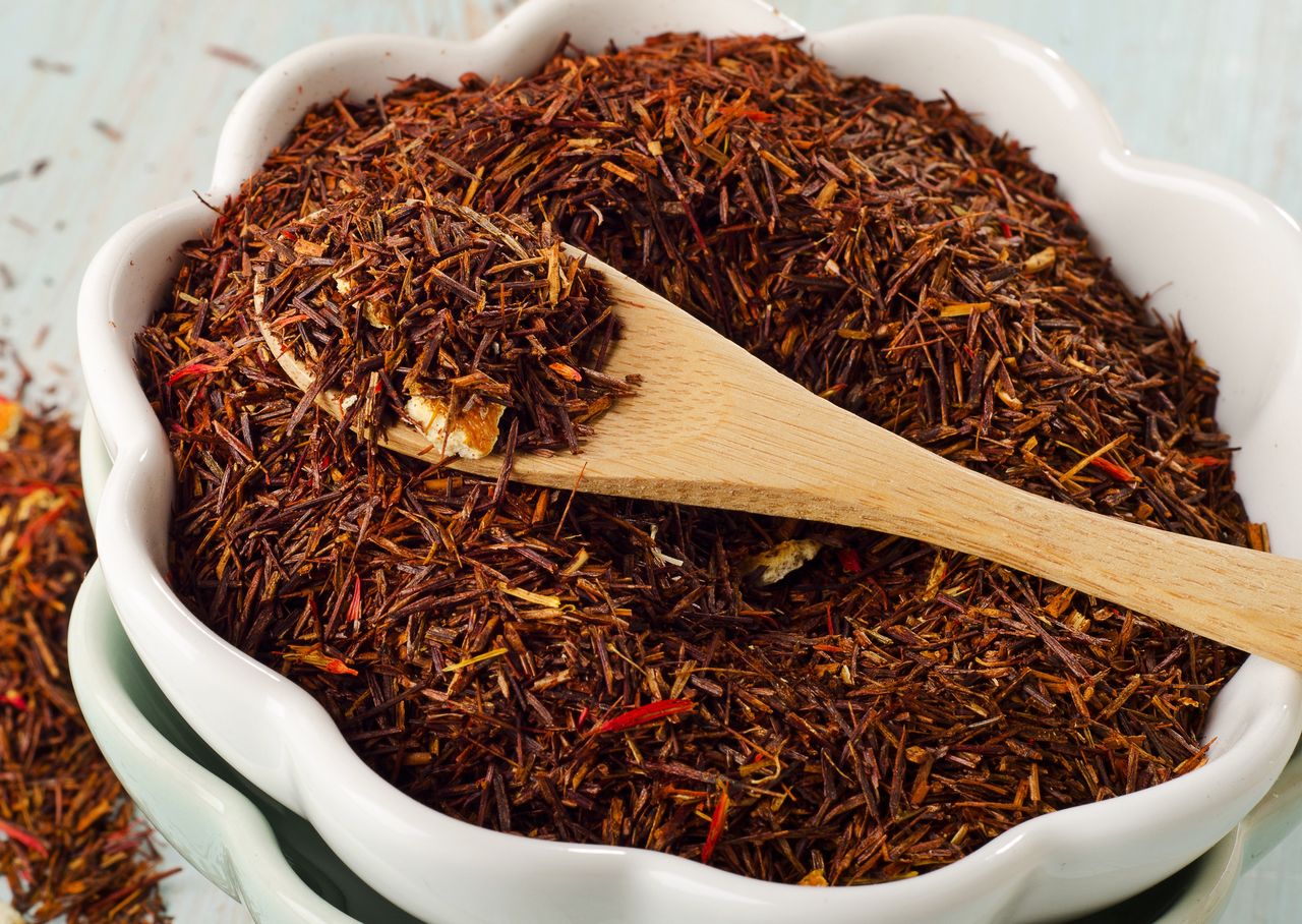 Zapomnieliśmy o tej herbacie, a szkoda. Pomaga zbić cukier i zmniejszyć stan zapalny w jelitach