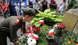 76. rocznica wybuchu Powstania Warszawskiego. Dzieci sprzątają groby powstańców