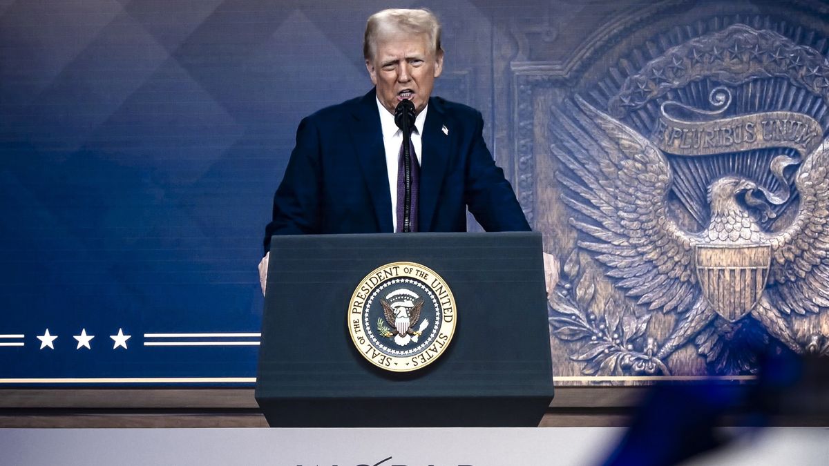 US President Donald J. Trump is shown on a screen as he addresses via remote connection a plenary session in the Congress Hall during the 55th annual meeting of the World Economic Forum (WEF) in Davos, Switzerland, 23 January 2025. The World Economic Forum annual meeting brings together entrepreneurs, scientists, corporate and political leaders in Davos and takes place from January 20 to 24. EPA/MICHAEL BUHOLZER Dostawca: PAP/EPA.