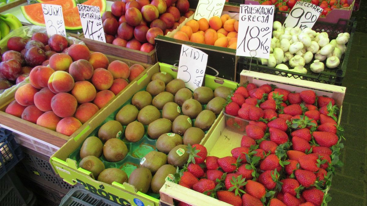 Stock MaBa
PHOTO: ZOFIA I MAREK BAZAK / EAST NEWS   Warszawa N/Z Wiosenne zakupy na stolecznym bazarze, warzywa i owoce,  nowalijki - truskawki greckie
ZOFIA BAZAK