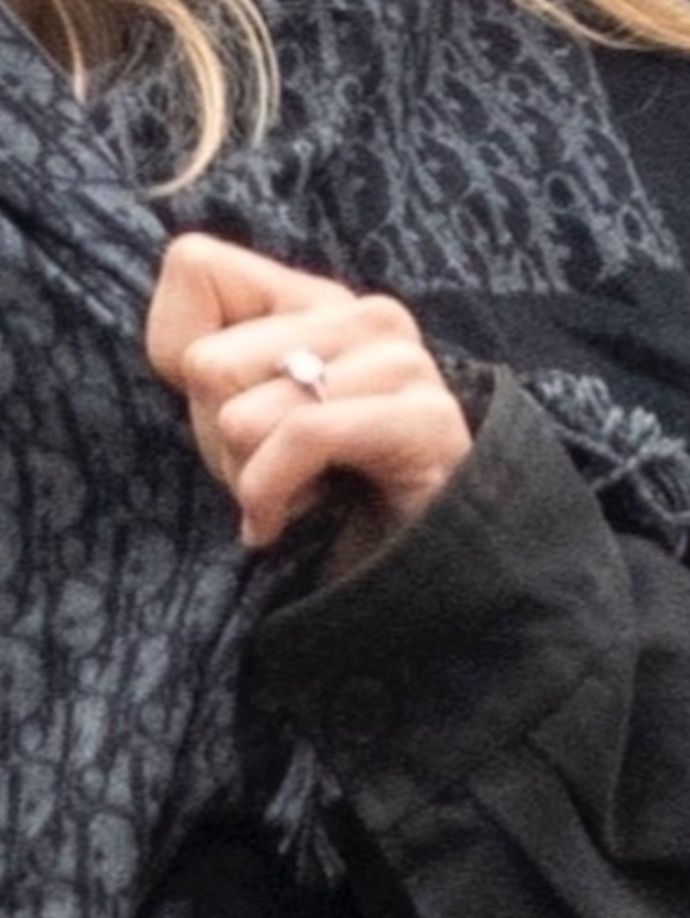 Robert Pattinson i Suki Waterhouse z ogromnym pierścionkiem na palcu