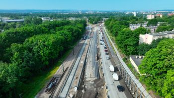 Zmiany na przebudowywanej ul. Kocmyrzowskiej w Krakowie. Wylali już pierwszy asfalt