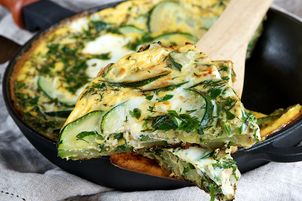 Zwykły omlet się chowa. Połączenie cukinii i serka wiejskiego to mistrzostwo