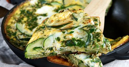 Zwykły omlet się chowa. Połączenie cukinii i serka wiejskiego to mistrzostwo