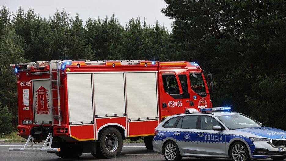miejsce wypadku
Bobrowniki (woj. ��dzkie), 10.06.2024. Miejsce czo�owego zderzenia tira z busem na drodze krajowej 70 w Bobrownikach pod �owiczem, 10 bm. W wypadku zgin�y cztery osoby. DK70 jest zablokowana. Trwa akcja ratunkowa. (mz/awol) PAP/Marian Zubrzycki
Marian Zubrzycki
bus, busa, czo�owe, DK70, miejsce wypadku, policja, radiow�z, s�u�by, stra� po�arna, w�z stra�y po�arnej, wypadek, zderzenie, stra�acy
