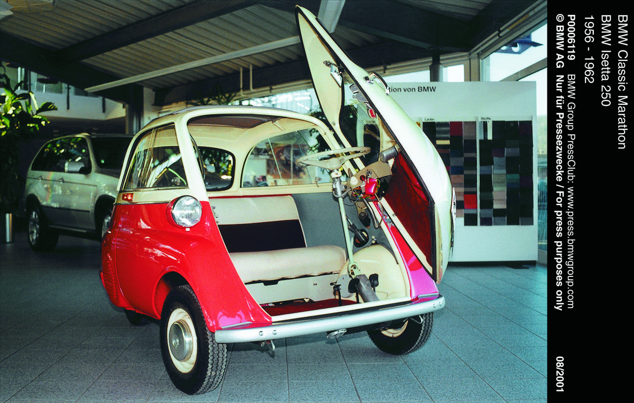 BMW Isetta z niecodziennym sposobem wchodzenia do środka.