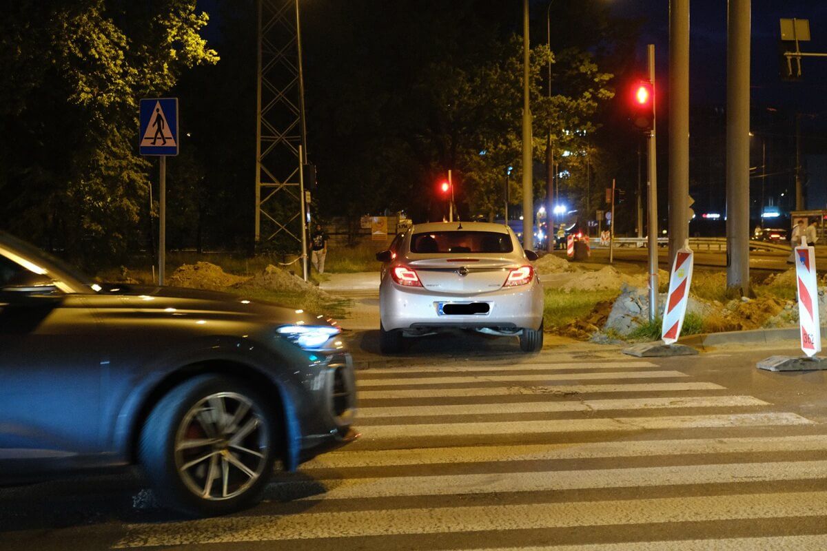 Kierowcy robiący zawrotke na ul. Głębokiej po chodniku