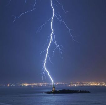 Niesamowite zdjęcie uderzenia pioruna w Statuę Wolności 2