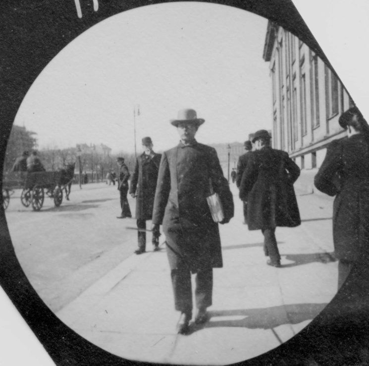 Carl Størmer robił zdjęcia z ukrycia w XIX wieku. Czy był pierwszym fotografem ulicznym? 7
