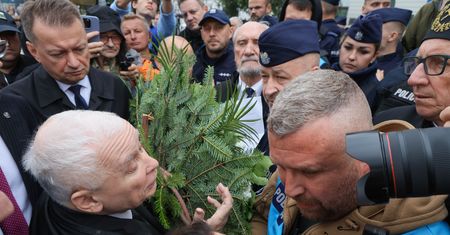 Przepychanki na miesięcznicy. Policja wydała oświadczenie