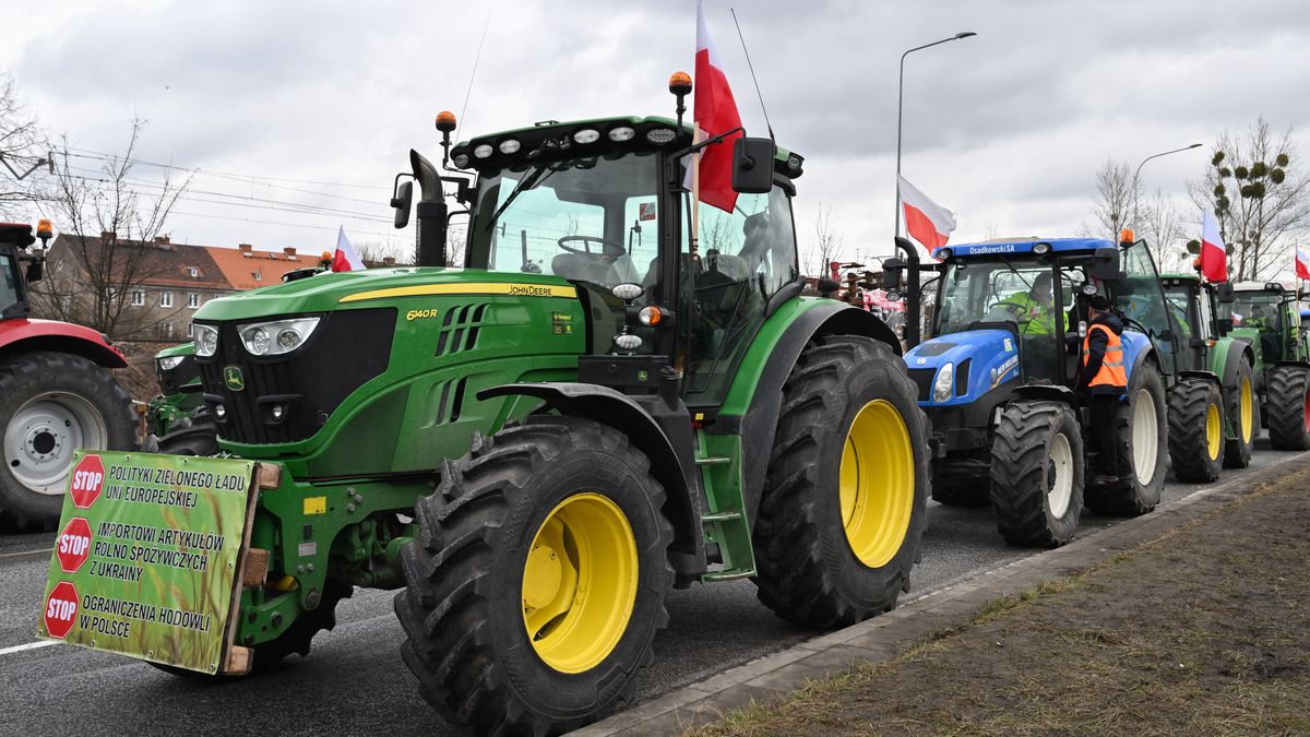 Wrocław, 12.02.2024. Protest rolników na alei Jana III Sobieskiego we Wrocławiu, 12 bm. Rolnicy z całej Polski od piątku 9 bm. kontynuują protesty, które mają potrwać przez 30 dni. Ich powodem jest m.in. niedawna decyzja Komisji Europejskiej o przedłużeniu bezcłowego handlu z Ukrainą do 2025 roku, a także sprzeciw wobec prowadzonej przez Unię Europejską polityki Zielonego Ładu. (aldg) PAP/Maciej Kulczyński