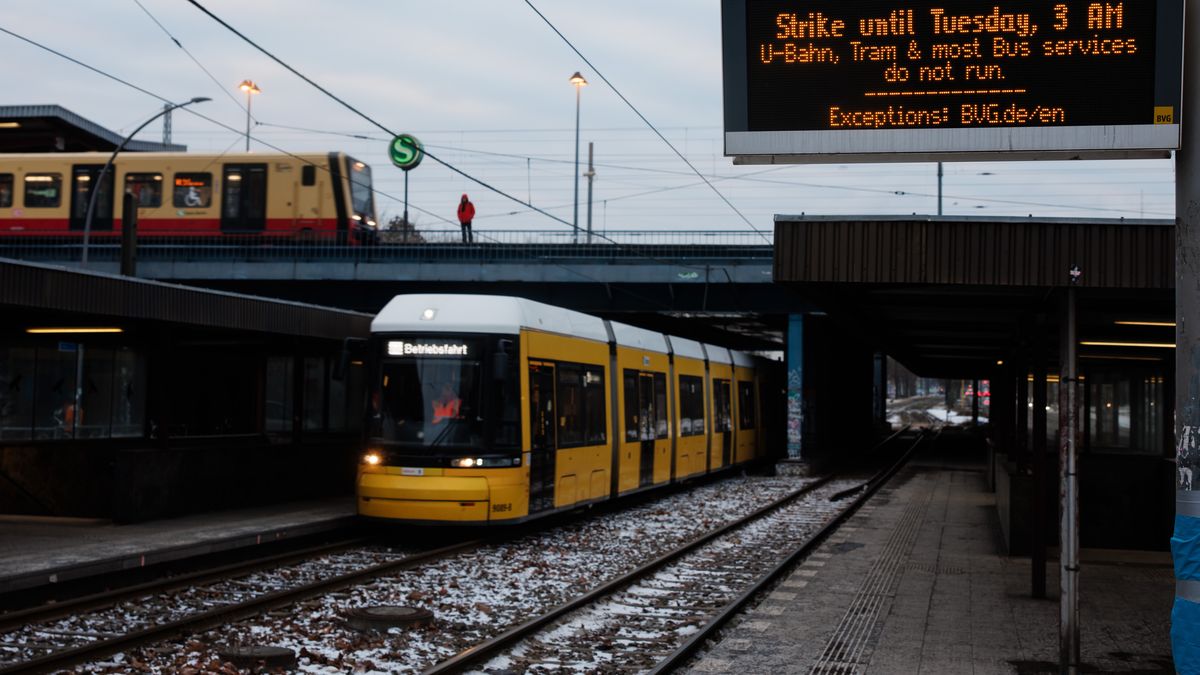 A display of a tram stop reads 'Strike until Tuesday, 3 AM. U-Bahn, Tram and most Bus services do not run.' while an S-Bahn train (L) of a company that is not affected by the strike and a tram (C), which operates out of service for maintenance reasons, run in the background during a warning strike of the public transport organization BVG (Berliner Verkehrsbetriebe) in Berlin, Germany, 02 February 2026. The warning strike, initiated by the trade union Verdi, started on 02 February 2026 at 03.00 o'clock in the morning and will take place until the end of business hours. Because of the cold weather situation, Verdi and BVG agreed to have tram trains running without passengers, to keep the overhead line free of ice. EPA/CLEMENS BILAN Dostawca: PAP/EPA.