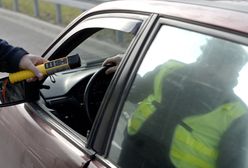 Mazowieckie. Pijany jechał całą szerokością jezdni. Policjantom zaproponował łapówkę