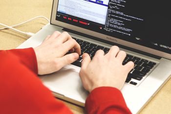 NWHStealer kradnie hasła. Ukrywa się w fałszywych aplikacjach