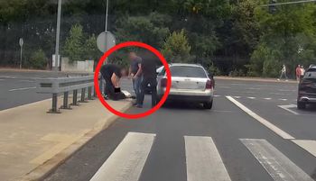 Sceny w Olsztynie. Wyskoczyli w trójkę do kierowcy Audi. Nowe nagranie