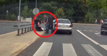 Sceny w Olsztynie. Wyskoczyli w trójkę do kierowcy Audi. Nowe nagranie