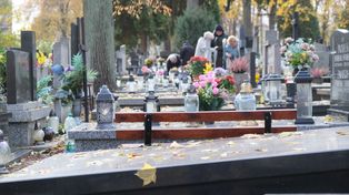 Wypadek na cmentarzu przy ul. Unickiej. Pod seniorką pękła betonowa płyta nagrobka