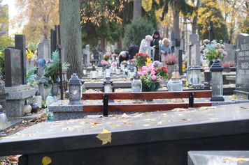 Wypadek na cmentarzu przy ul. Unickiej. Pod seniorką pękła betonowa płyta nagrobka