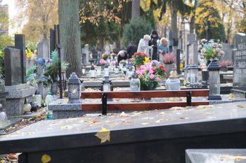 Wypadek na cmentarzu przy ul. Unickiej. Pod seniorką pękła betonowa płyta nagrobka