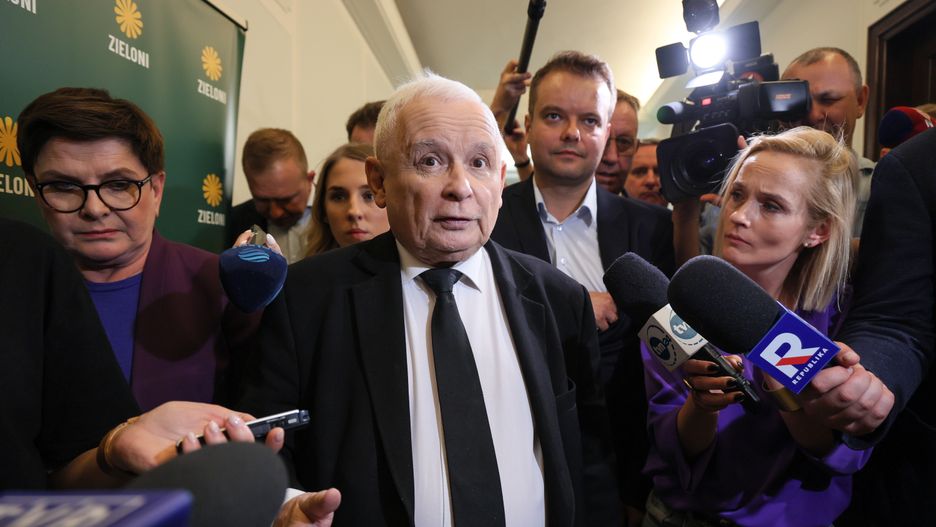 Warszawa, 09.05.2024. Prezes PiS Jarosław Kaczyński (C) i europosłanka Beata Szydło (L) i rzecznik PiS Rafał Bochenek (C-P) podczas konferencji prasowej po spotkaniu z rolnikami ze Związku Rolniczego Orka, którzy okupują Sejm w Warszawie, 9 bm. Rolnicy żądają spotkania z premierem ws. Zielonego Ładu. (sko) PAP/Paweł Supernak