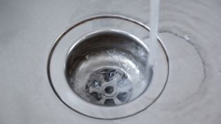 Wlej do odpływu. Według hydraulika nic tak nie "wyżera" brudu