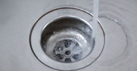 Wlej do odpływu. Według hydraulika nic tak nie "wyżera" brudu