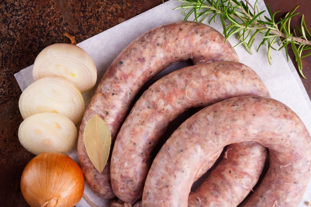 Najgorszy błąd przy gotowaniu białej kiełbasy. Popęka i straci smak
