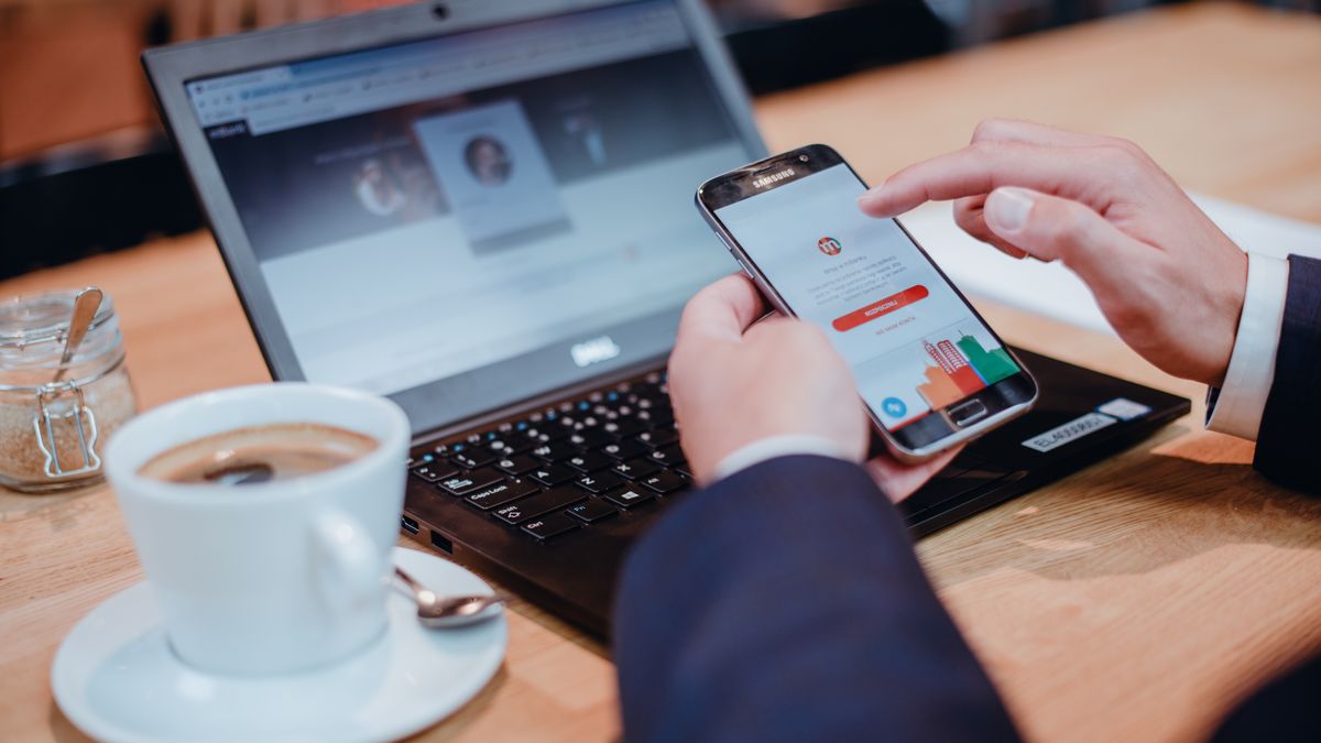 Mężczyzna korzystający z aplikacji mBanku