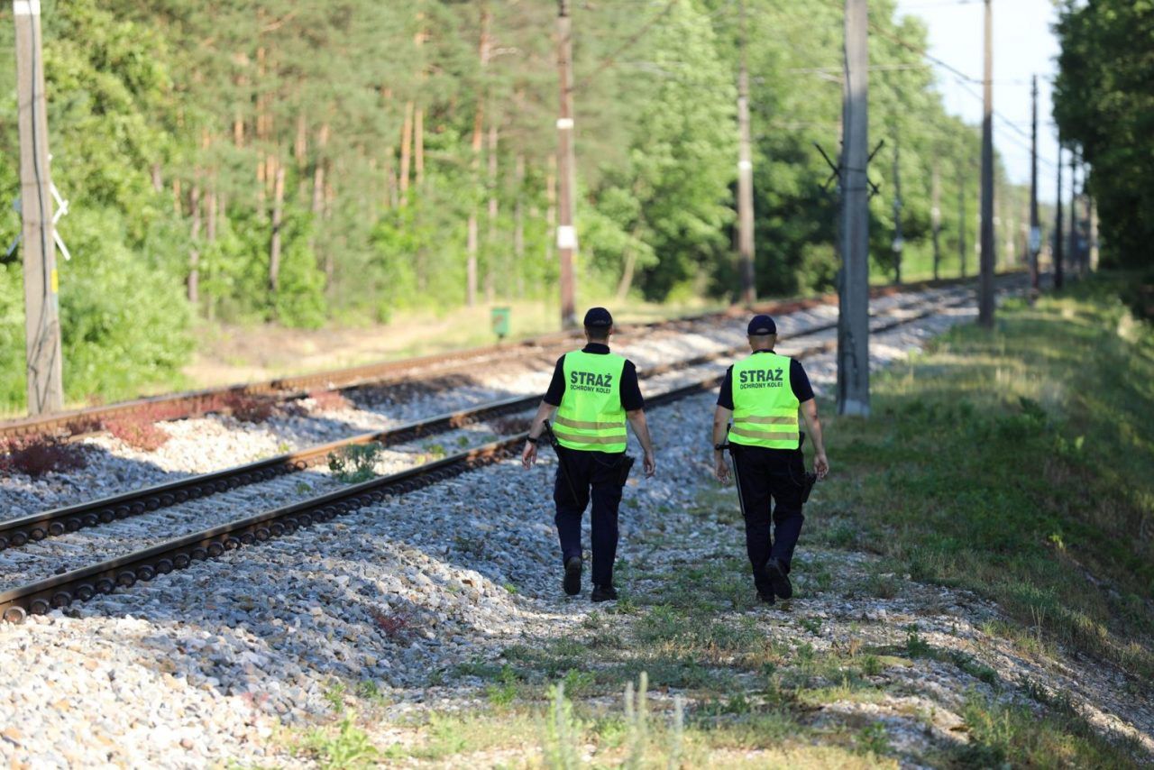 Nastolatkowie wspinali się na słup trakcji kolejowej. 13-latek trafił do szpitala