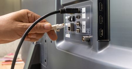 Kabel zamiast Wi-Fi. Taki sposób połączenia telewizora to same zalety