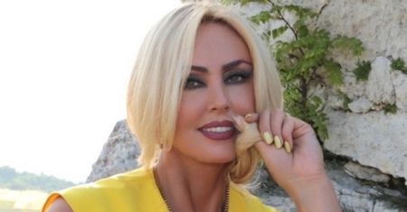 Teresa Werner wyciąga ciało na kamienistej plaży. "Świetny masaż dla stóp"