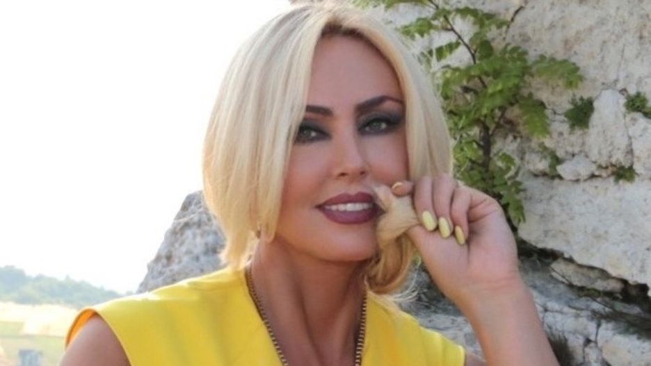 Teresa Werner wyciąga ciało na kamienistej plaży 