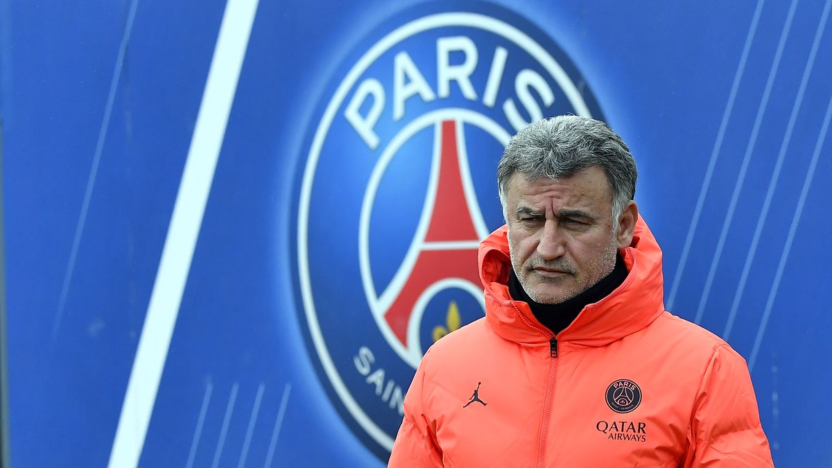 PARIS, FRANCE - APRIL 06: Christophe Galtier looks on during a Paris Saint-Germain training session on April 06, 2023 in Paris, France. (Photo by Aurelien Meunier - PSG/PSG via Getty Images)