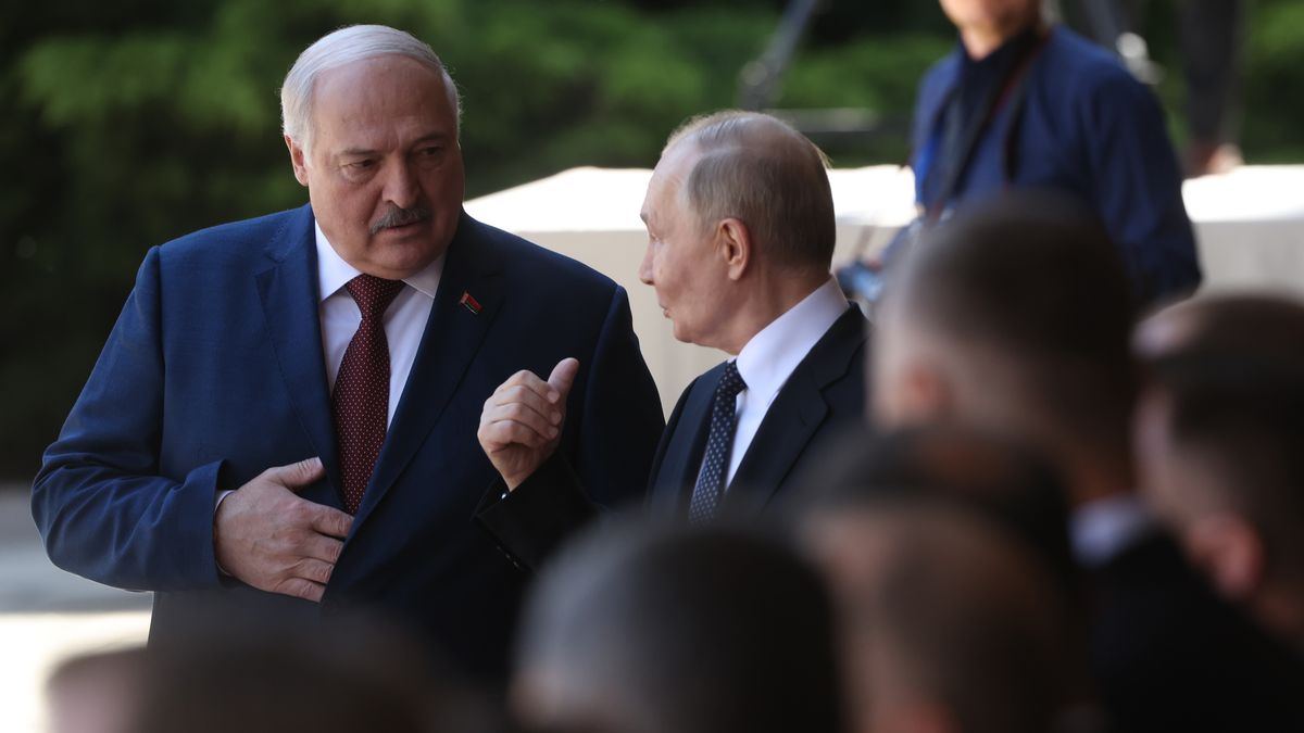 MINSK, BELARUS - MAY 24 (RUSSIA OUT) Russian President Vladimir Putin (C) and Belarusian President Alexander Lukashenko attend a welcoming ceremony during their meeting at the Palace of Independence on May 24, 2024 in Minsk, Belarus. Vladimir Putin is having a two-day visit to Belarus. (Photo by Contributor/Getty Images)