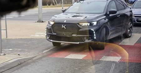 Nieustąpienie pierwszeństwa przyczyną kolizji na al. Solidarności. DS zderzył się z volkswagenem [ZDJĘCIA]