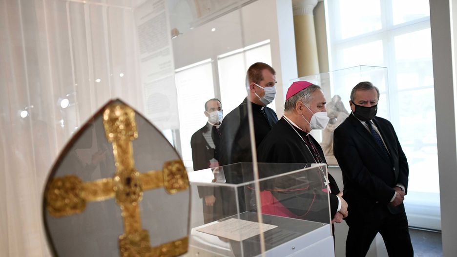 Warszawa. Wicepremier Piotr Gliński i nuncjusz apostolski w Polsce abp Salvatore Pennacchio zwiedzają wystawę "Arcydzieła z Watykanu. Wystawa w 100-lecie urodzin Jana Pawła II" w Bibliotece Królewskiej Zamku