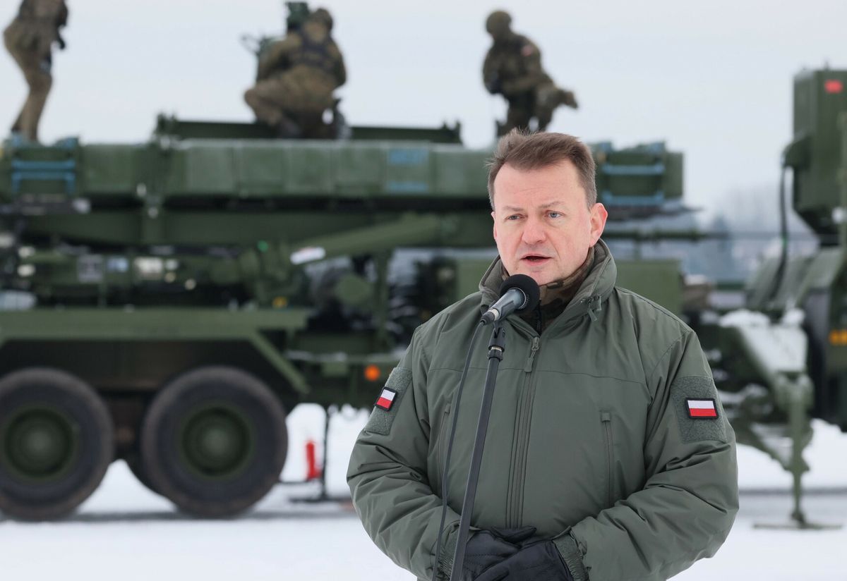 Minister Mariusz Błaszczak podczas szkolenia załóg systemów Patriot na lotnisku na warszawskim Bemowie