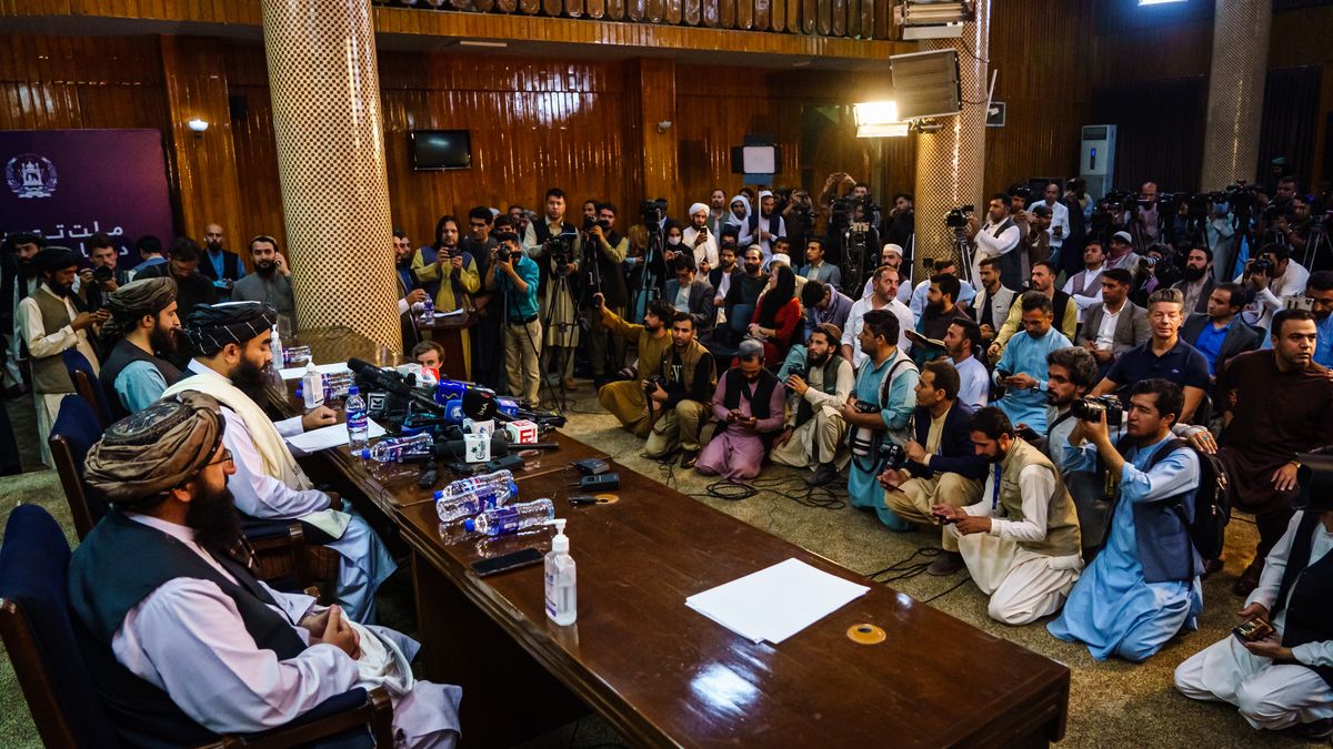 KABUL, AFGHANISTAN -- AUGUST 17, 2021: Zabihullah Mujahid, the Taliban spokesman for nearly 2 decades who worked in the shadows, makes his first-ever public appearance to address concerns about the Taliban' reputation with women's education, appearance and rights, television music and executions, during a press conference in Kabul, Afghanistan, Tuesday, Aug. 17, 2021. (MARCUS YAM / LOS ANGELES TIMES)