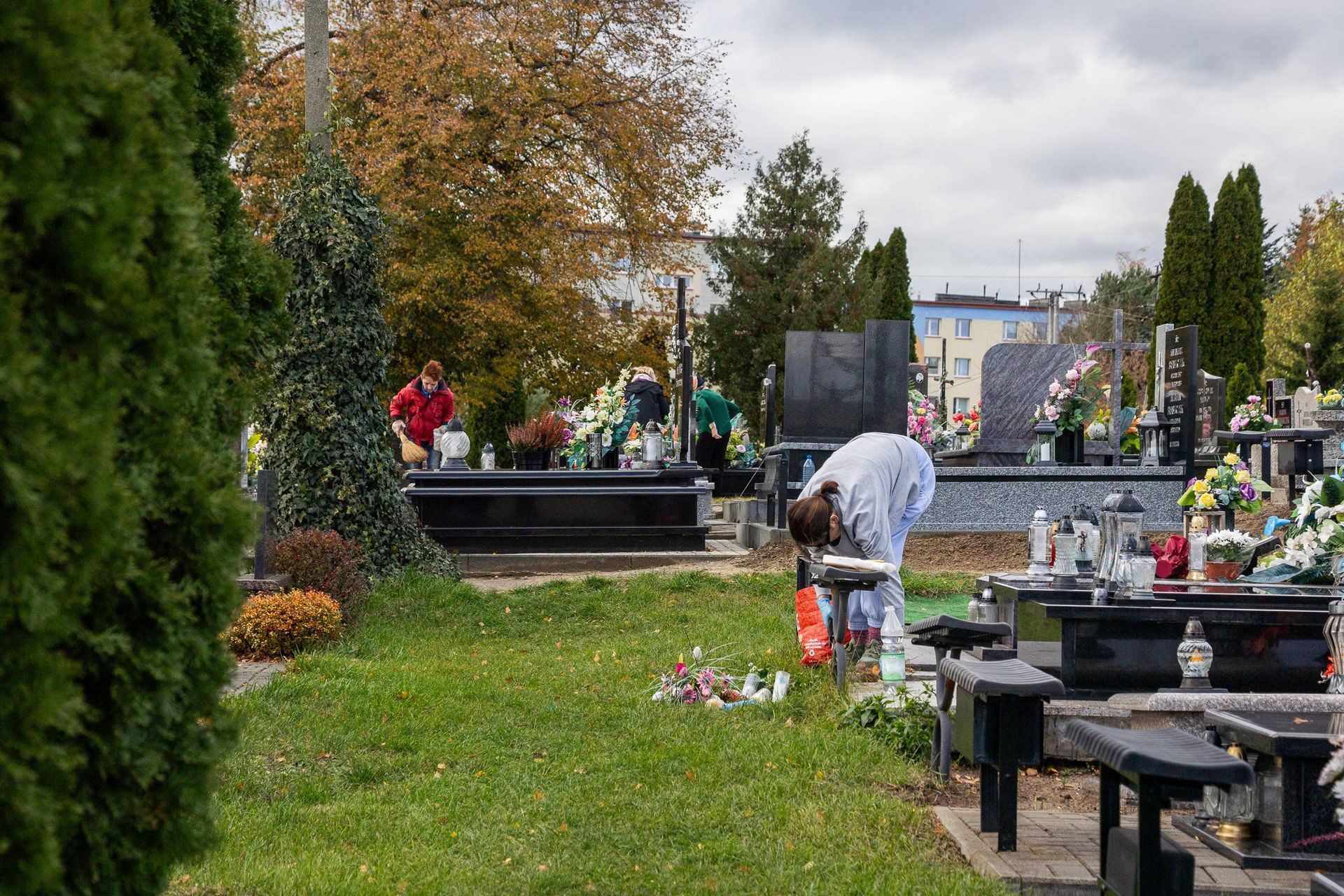 Trwają przygotowania do 1 listopada na cmentarzu w Poddębicach.