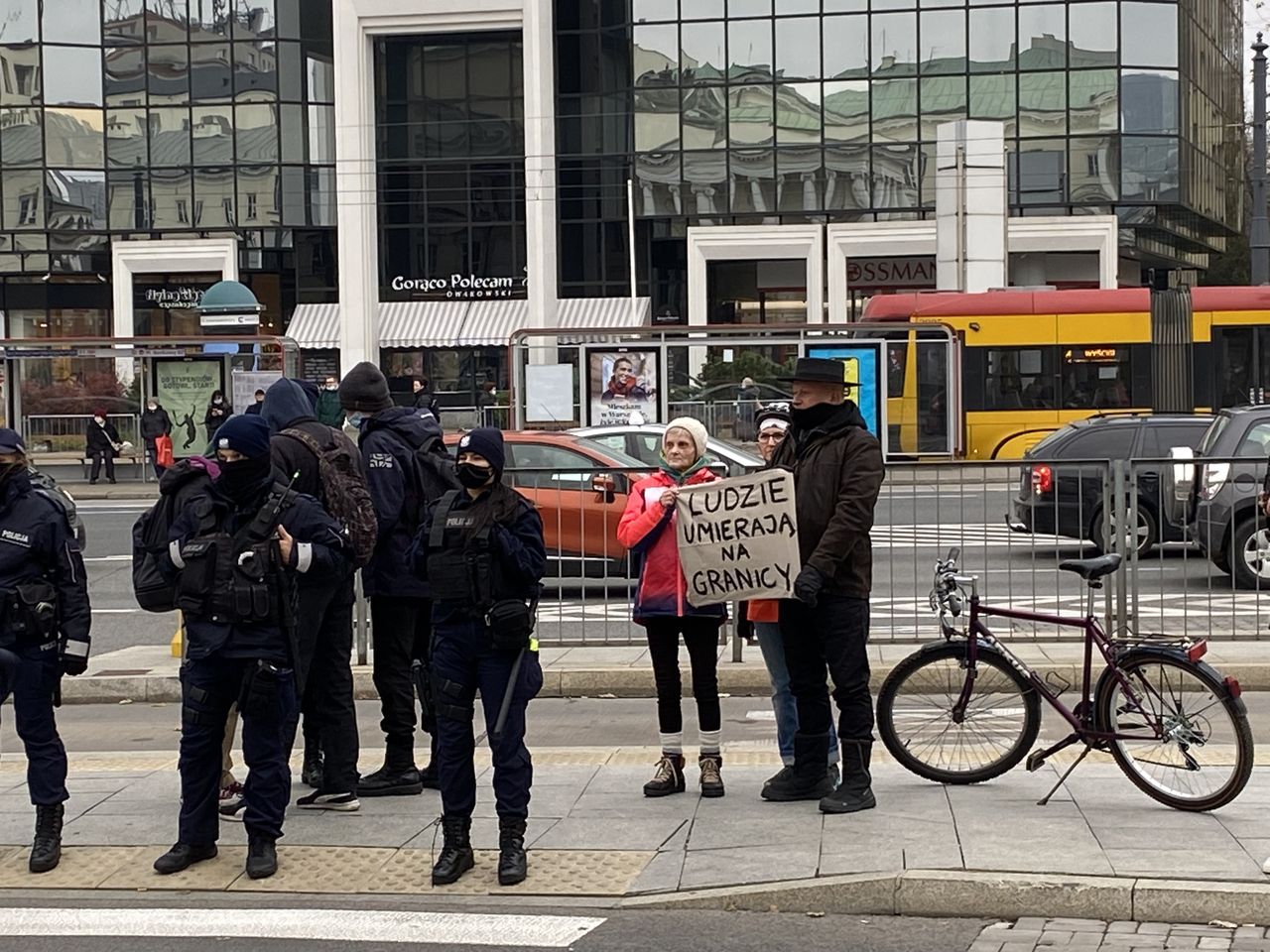 Te małe kontrmanifestacje to objaw ogromnej odwagi. Wszechpolscy przybyli nielicznie, ale denerwowali się na "kolaborantów i pożytecznych idiotów", którzy wspierają białoruskiego dyktatora (Barbara Kwiatkowska)