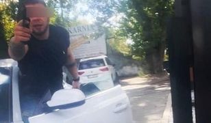 Kierowca w Poznaniu zajechał drogę rowerzyście. Wycelował do niego z pistoletu