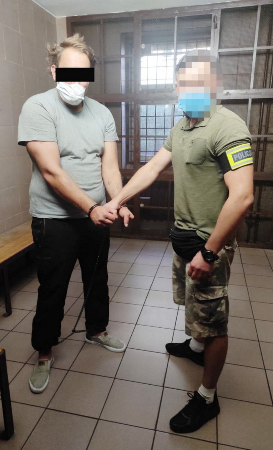 Warszawa. Policjant z zatrzymanym mężczyzną