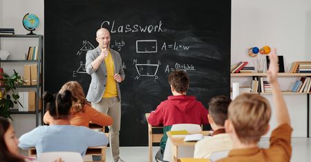 W szkołach brakuje nauczycieli. "Wolą pracować w Biedronce"