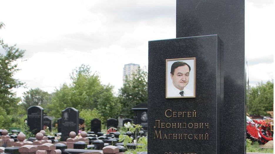 Siergiej Magnicki, urodzony w Ukrainie  ekspert podatkowy, wykrył ogromną korupcję w rosyjskim systemie finansowym. Walkę  z nieprawodłowościami przypłacił życiem 
