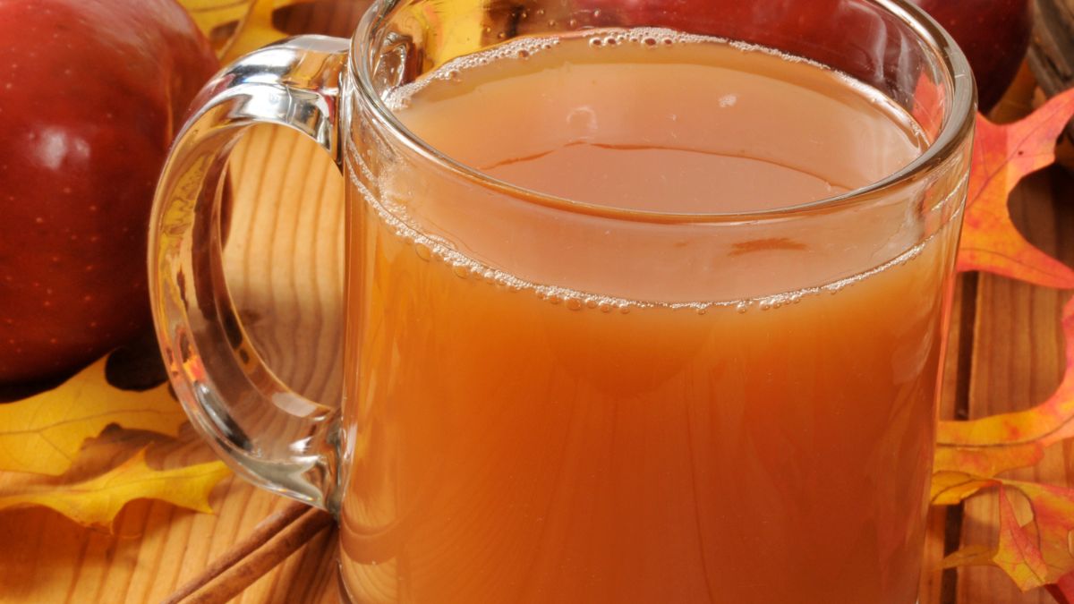 Rozgrzewający napój z soku jabłkowego poleca się na jesień 