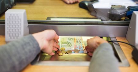Od czego zależy kurs walut? Tak zmienia się wartość dolara, euro, franka i złotego