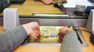 Od czego zależy kurs walut? Tak zmienia się wartość dolara, euro, franka i złotego